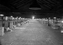 834318 Interieur van de goederenloods van Van Gend & Loos bij het N.S.-station Nijmegen.